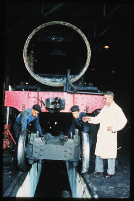 Germiston, 1979. Removal of locomotive wheels in workshop.