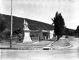 Graaff-Reinet, 1965. Anglo-Boer War monument in Somerset Street.