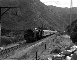 De Doorns, 1953. Passenger train in Hex River valley.