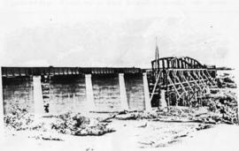 Humansdorp district, June 1911. Gamtoos River bridge: Main girder nearly complete. (Album of Gamt...