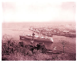 Durban, 1964. Mailship of the Union-Castle Line arriving in Durban Harbour.