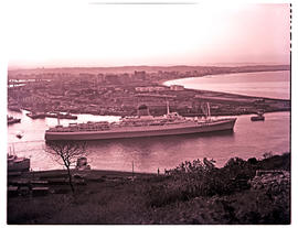 Durban, 1964. 'Pendennis Castle' of the Union-Castle Line departing from Durban Harbour.