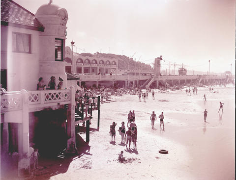 Port Elizabeth, 1946. Humewood beach. - Atom site for DRISA