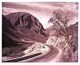 Paarl district, 1952. Cars in Du Toitskloof pass.