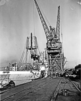 Port Elizabeth, 1948. Loading cranes next to 'Robin Sherwood'.