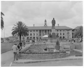 Pretoria, 29 March 1947. Statue of Paul Kruger outside the station
