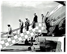Johannesburg, 1965. Jan Smuts airport. SAA Vickers Viscount ZS-CDW 'Rooibok', passengers disembar...