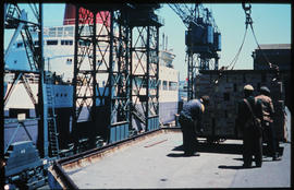 East London, December 1970. Loading boxes of pineapples in Buffalo Harbour. [D Lee / S Mathyssen]