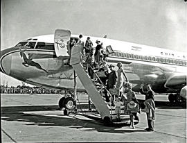Johannesburg, 1960. Jan Smuts airport. SAA Boeing 707 ZS-CKC 'Kaapstad'. Passengers boarding airc...
