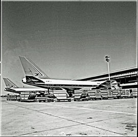 
SAA Boeing 747 ZS-SAM Drakensberg with luggage trailers.
