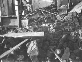 Leeudoringstad, 17 July 1932. Remains of 30 trucks after dynamite accident. Damaged building.