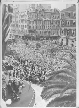 Johannesburg, 1 April 1947. Crowd in streets to greet the Royal family.