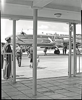 Johannesburg, 1957. Jan Smuts airport. Passengers boarding SAA Douglas DC-7B ZS-DKF 'Goede Hoop'.