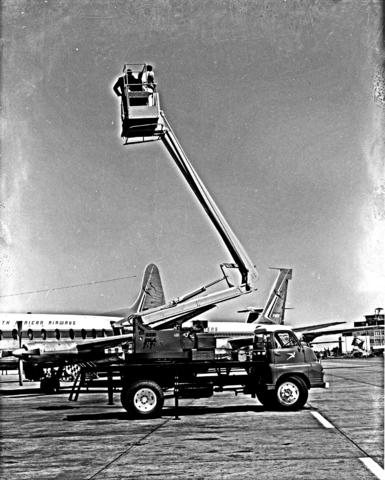 SAA Bedford cherry picker alongside SAA Vickers Viscount ZS-CDZ ...