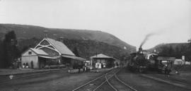 Alicedale, 1895. Cape 6th Class No 380, later SAR Class 6 on train in station. (EH Short)