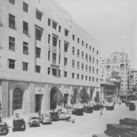 Johannesburg, 1935. Jeppe Street Post Office with parked cars in front of the building