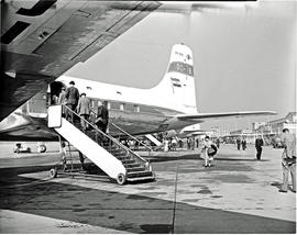 Johannesburg, 1957. Jan Smuts airport. SAA Douglas DC-7B ZS-DKD 'Dromedaris', passengers boarding.