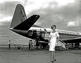 
Woman with SAA Vickers Viscount ZS-CDU 'Bosbok'.
