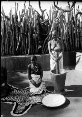 Louis Trichardt, 1931. Bavenda women grinding meal.