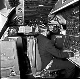 
Cockpit of SAA Boeing 747 ZS-SAN 'Lebombo'. Captain Billy van Rensburg in background.
