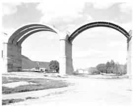 Bethulie, March 1967. Construction of new road/rail bridge over the Orange River.