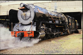 May 1989. SAR Class 15F No 2922 'Smokey' with passenger train.