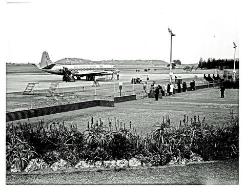 Durban, 1965. Louis Botha airport. SAA Vickers Viscount ZS-CDV ...