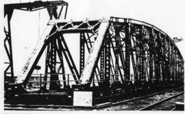 Humansdorp district, circa 1911. Gamtoos River bridge: Main girder completed. (Album of Gamtoos R...
