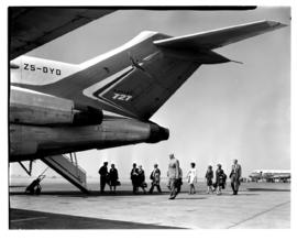 
Passengers walking towards rear of SAA Boeing 727 ZS-DYO 'Vaal'.
