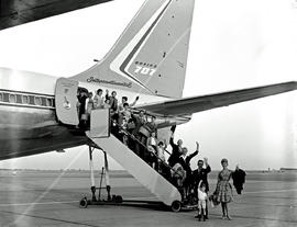 
SAA Boeing 707 ZS-CKC passengers disembarking.
