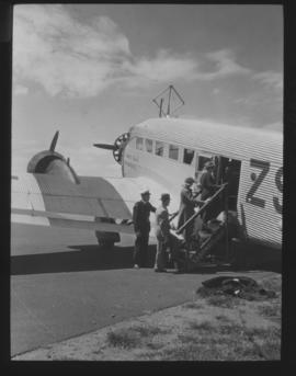 Johannesburg. Passengers boarding SAA Junkers JU-52 "Simon van der Stel" at Rand airport.