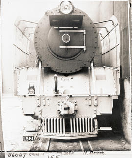 Front view of SAR Class 15F No 3082, built by North British Loco Works No 25941-26040 of 1945.