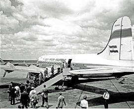 
SAA Douglas DC-4 ZS-AUC 'Drakensberg' passengers boarding.
