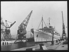 Cape Town. Passenger liner of 30,000 ton of the Union-Castle Line entering Sturrock dry dock in T...