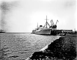 Port Elizabeth, 1948. 'Capetown Castle' of the Union Castle Line in Port Elizabeth harbour.