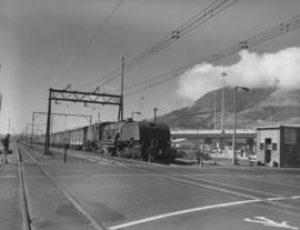 Cape Town, 1976. SAR Class GEA with fruit wagons arriving in Cape Town for harbour export.