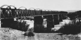 
Basket-handle bridge on nine stone piers over Orange River. (EH Short)
