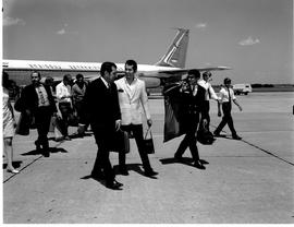 Johannesburg, January 1968. Jan Smuts Airport. Arrival of singer Trini Lopez. Trinidad López.
