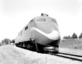 Johannesburg, November 1976. High speed test train with SAR 6E1 Srs 4 No E1525 suitably modified ...