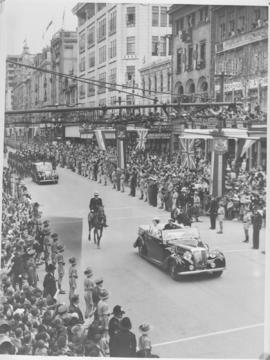 Johannesburg, 1 April 1947. Royal family procession in city street.