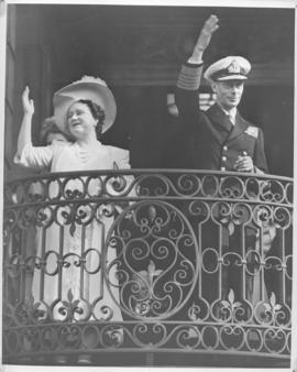 Cape Town, 24 April 1947. Queen Elizabeth and King George VI on the balcony of the city hall.