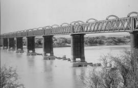 Bethulie, 1896. Basket-handle bridge with eight spans on steel piers over the Orange River.