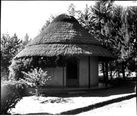 Tzaneen district, 1938. Duiwelskloof, settler's rondavel.