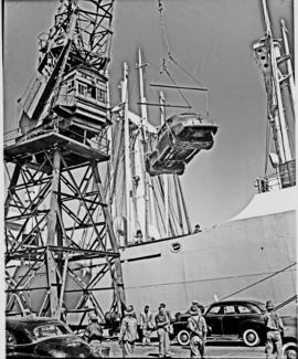 Port Elizabeth, 1948. Motor car lifted by crane in Port Elizabeth harbour.