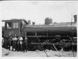 Four men posing at SAR Class 8 No 1077. (Lund collection)