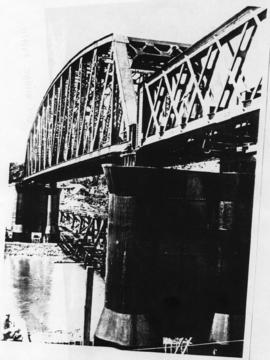 Humansdorp district, circa 1911. Gamtoos River bridge: Almost clear of falsework. (Album of Gamto...
