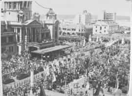Durban, 20 March 1947. Crowd come to greet Royal family.