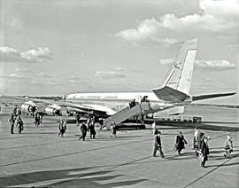 
SAA Boeing 707 ZS-CKE 'Durban'. Passengers embarking.
