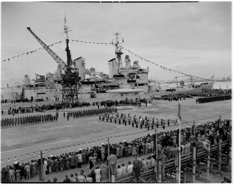 Cape Town, 24 April 1947. Crowd bidding farewell to the Royal family on ...