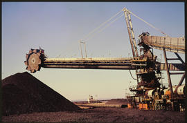 Port Elizabeth, August 1976. Stockpiling of manganese ore for export at Port Elizabeth harbour. [...